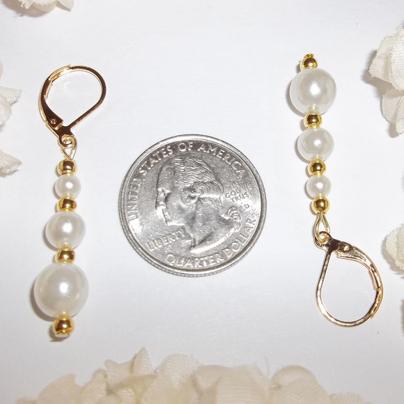 CLEARANCE! PRICE IS FIRM! Simple White Pearl Costume Jewelry Earrings 4978 - Picture 2 of 8